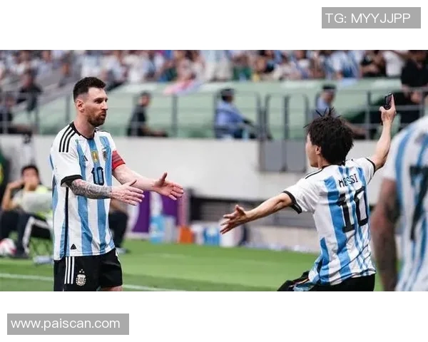 足球明星遭球迷热情拥抱引发现场狂欢瞬间回顾